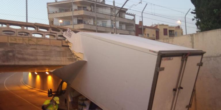 Un camió de repartiment d'aliments queda encallat al pont d'accés al carrer de l'Abat Oliba