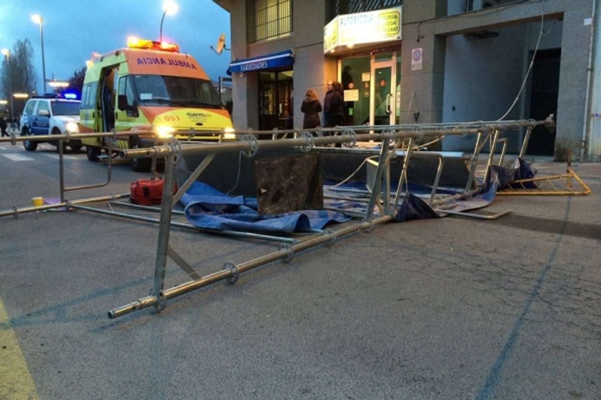 Un operari resulta ferit greu en caure la bastida des d'on treballava