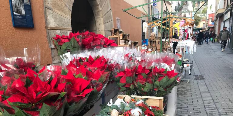 Productes nadalencs a la botiga al carrer d'aquest dissabte