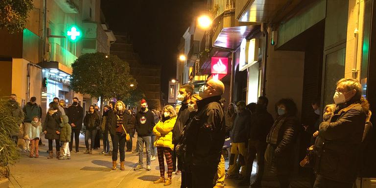 Una cinquantena de persones es concentren davant de l'Ajuntament en suport a Pablo Hasél