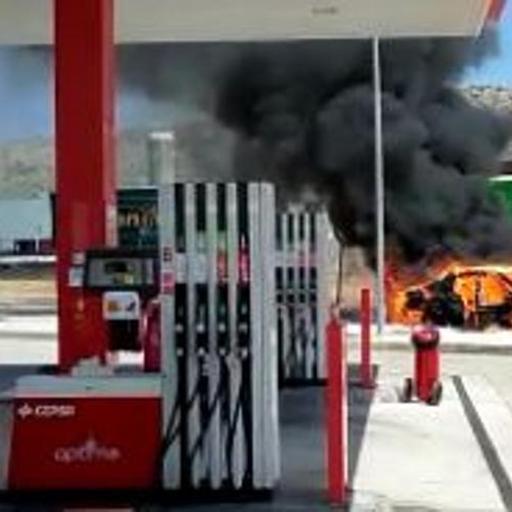 Tensión en El Goro: Un vehículo arde a metros de la gasolinera Cepsa