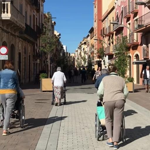 Càritas surt a passejar amb els avis i àvies de la Fundació Pere Badia