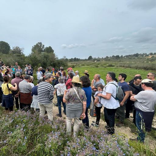 Un centenar de veïns se sumen a la caminada organitzada per la plataforma «Càmpings a la Riera, NO Gràcies!»