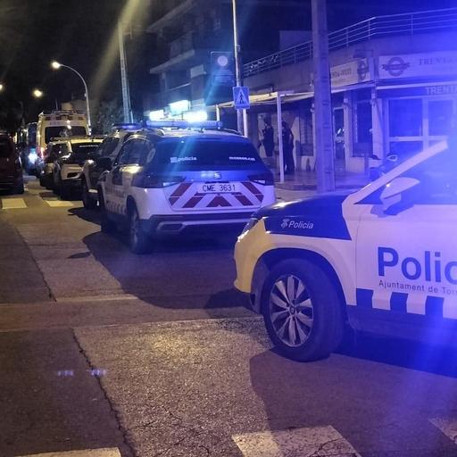 Ampli dispositiu policial en un bar del carrer Tarragona