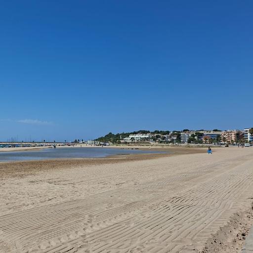 Torredembarra vol la sorra del espigó per eliminar les llacunes que es formen a la platja de la Paella