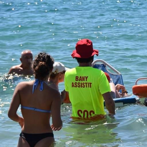 En marxa el servei de bany assistit a la platja de Baix a Mar