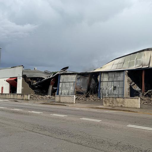 L’incendi a les naus de la brigada destrueix camions i una gran quantitat de mobiliari i recursos municipals