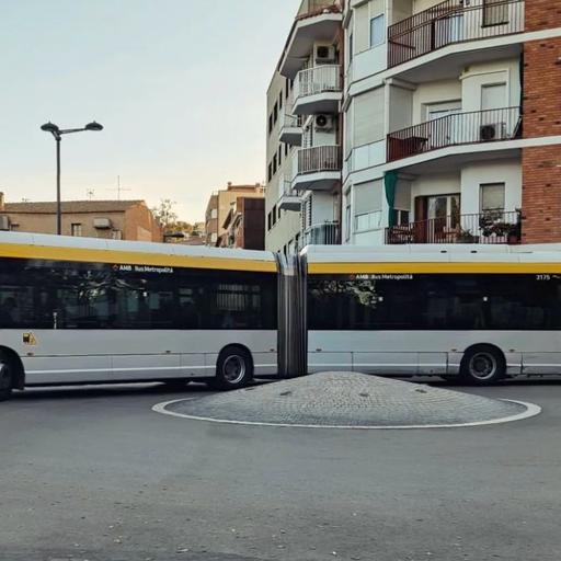 La línia X30 de Sant Just Desvern incorpora busos articulats