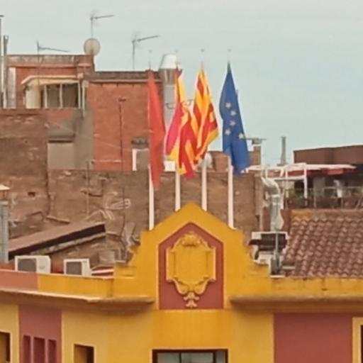 La bandera espanyola i la senyera tornen a onejar a la façana de l’Ajuntament