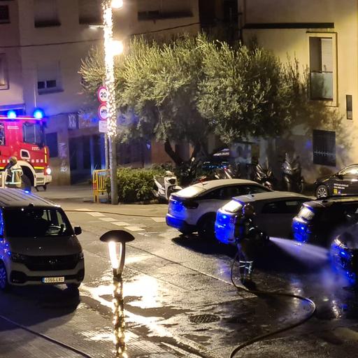 Un nou incendi ha cremat 4 vehicles a la pl de l’esglèsia aquesta matinada