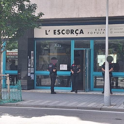 Es desocupa l’Escorça, a la carretera