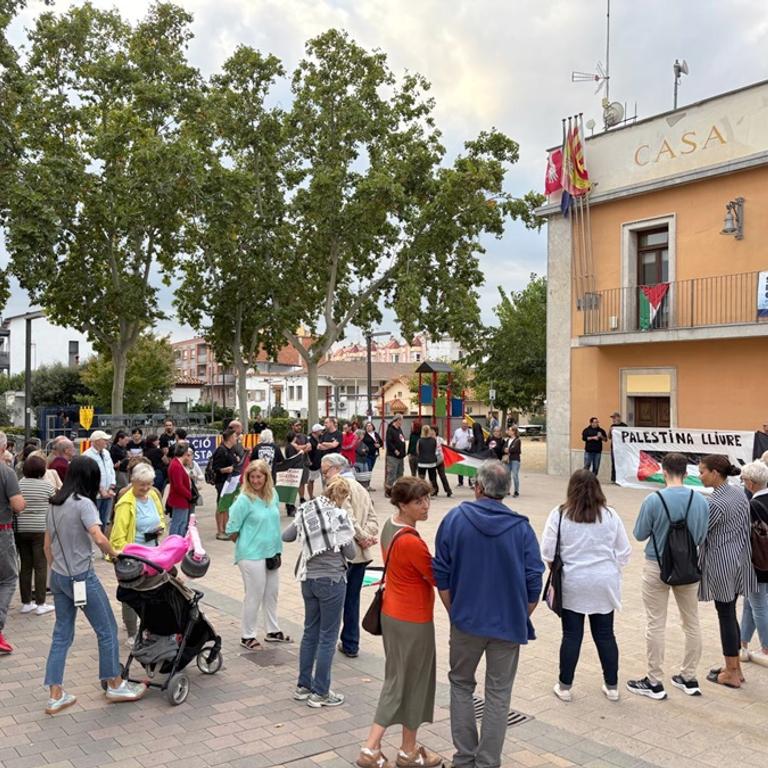 Un centenar de persones es concentren a la plaça en suport a la flotilla