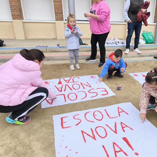Èxit d’assistència a la 1a activitat de la plataforma “Rosselló per una escola millor”: més de 70 participants al taller de pancartes