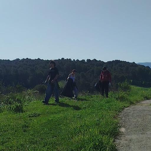 Primera acció de neteja a l'antic camp de golf de Can Sant Joan
