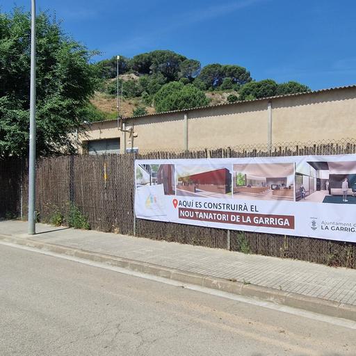 Un grup de veïns del barri de les Roques recullen signatures en contra de la construcció del tanatori