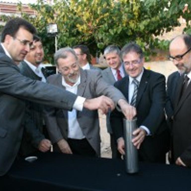 El conseller Jordi Ausàs col·loca la primera pedra del Casal de la Gent Gran d'Alcanar