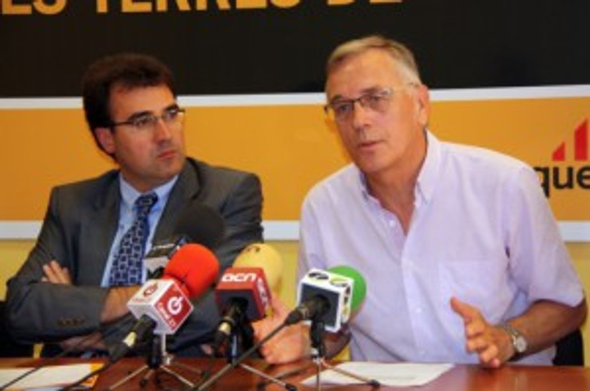 Acn.-El senador de l'Entesa, Pere Muñoz, a la dreta de la imatge, amb el secretari d'organització de la Federació i delegat del Govern a les Terres de l'Ebre, Lluís Salvadó