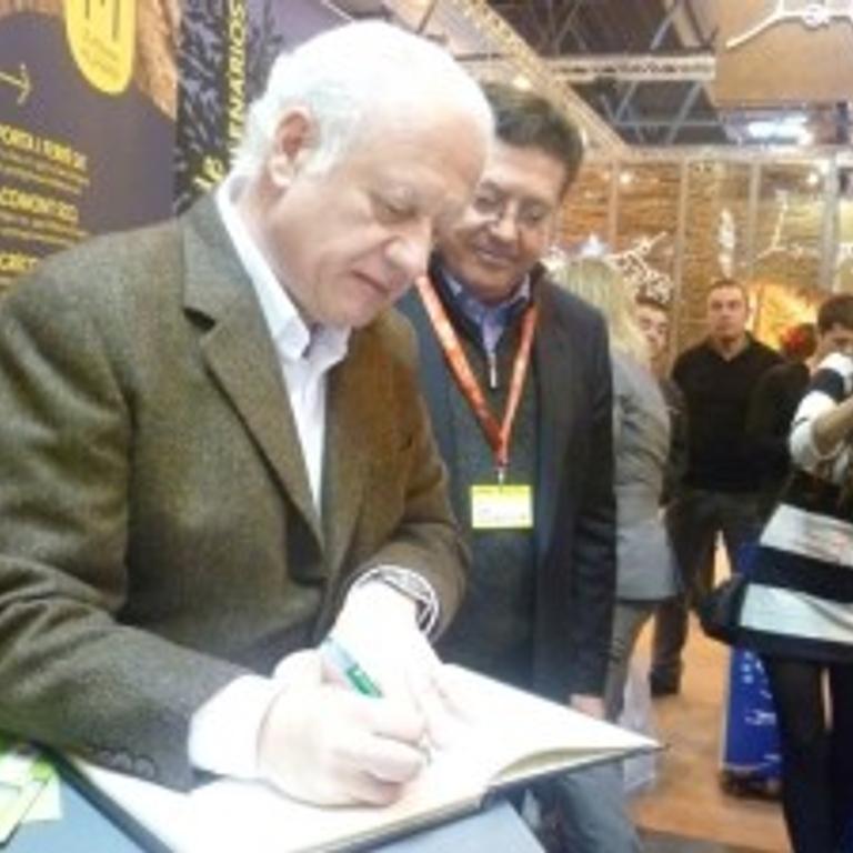 “L’ ambaixador” Juan Echanove visita avui les Oliveres Mil • lenàries del Territori del Sénia