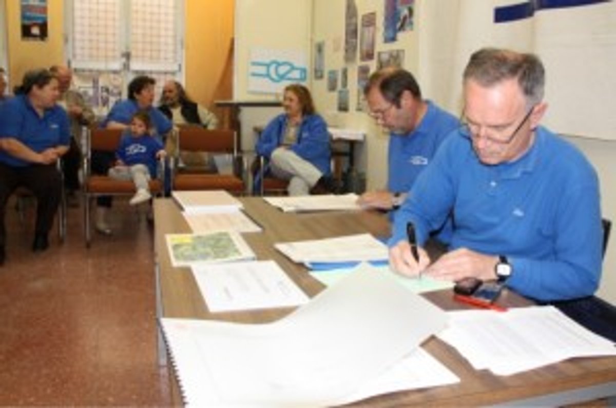 El portaveu de la PDE, Manolo Tomàs, en primer pla, amb el també portaveu, Joan Antoni Panisello, durant la presentació de l'informe de la Fiscalia General de l'Estat.
