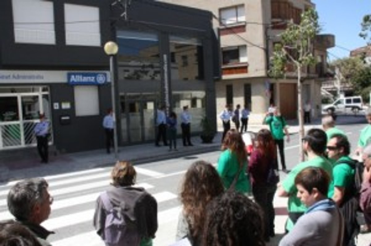 Membres de la PAH a les Terres de l'Ebre fent un 'escrache' davant de la casa del diputat del PP al Congrés, Joan Bertomeu, a Deltebre.