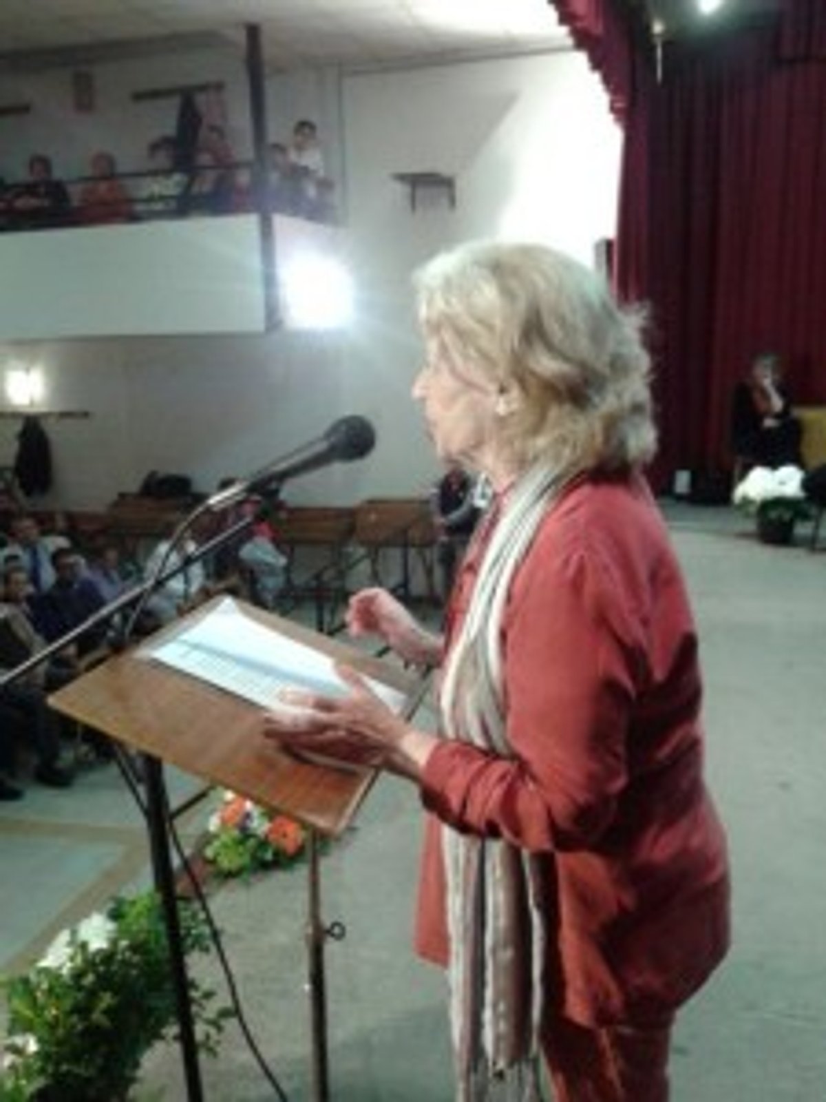 L 'actriu Montserrat Carulla fent el Pregó de Festes al Mas de Barberans (Foto:J.Roig)
