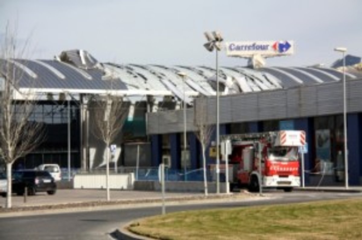 Marsal, Jordi / Arxiu ACN - ACN · ID 84205/560707 Una ventada va causar danys a la coberta del centre comercial i va retardar una setmana l'obertura de l'hipermecat Carrefour d'Amposta. (22/02/2011)