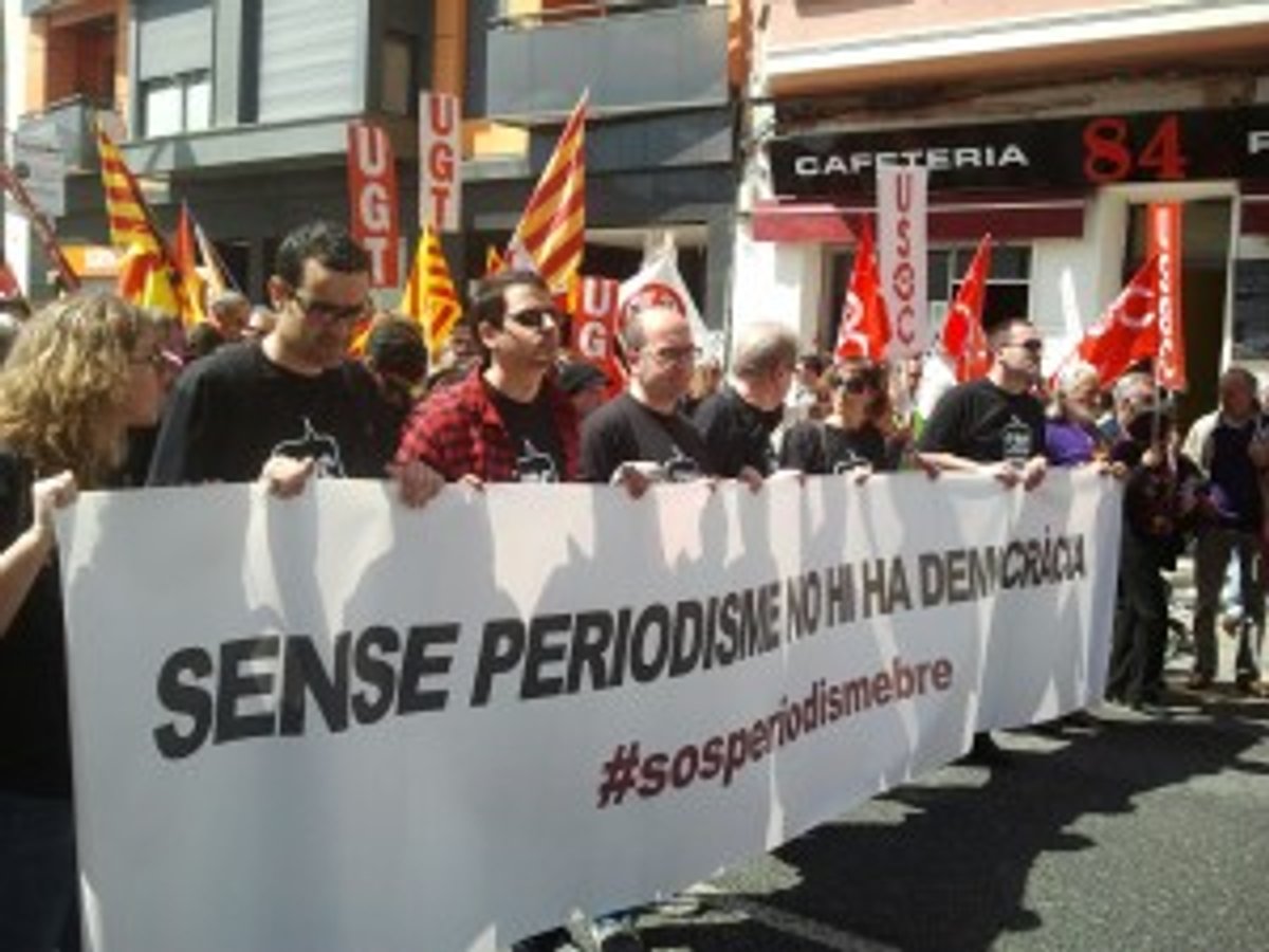 Encapçalament de la manifestació del col.lectiu ahir a Tortosa. (Foto:T.G)