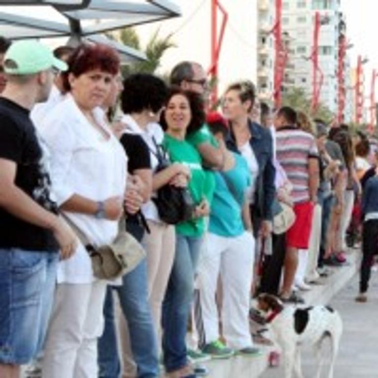 Vinaròs forma una muralla humana davant la costa per reclamar el tancament i el desmantellament del Castor