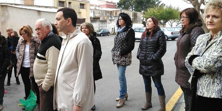 Més de mig centenar de veïns de Santa Bárbara participen als cinc minuts de silenci en memòria de les víctimes de Freginals.