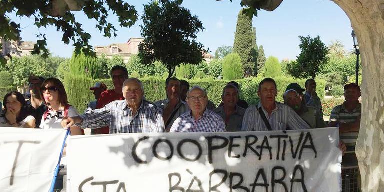 200 Cooperativistes agraris de l'Ebre es manifesten davant el Parlament contra el fons comú.