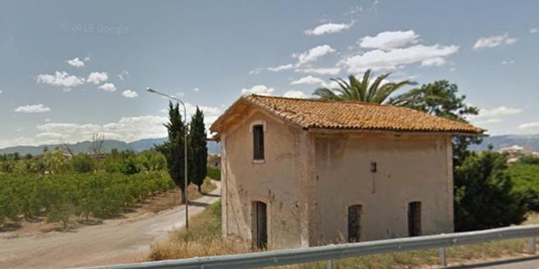 Es recupera com a zona de passeig l’antiga andana de l’estació de Santa Bàrbara