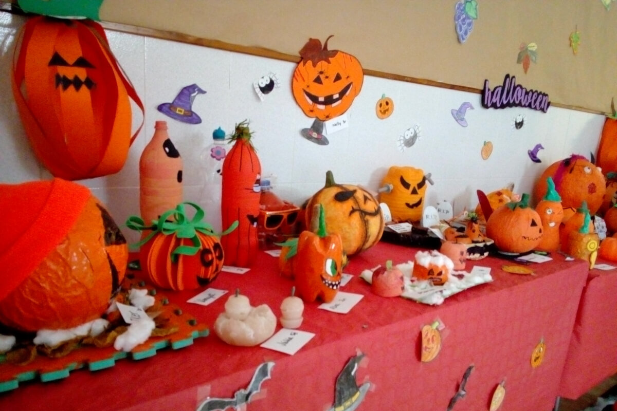 Més de 120 alumnes participen a la Mostra de Carabasses reciclades de Halloween del Col·legi Mare de Déu dels Socós