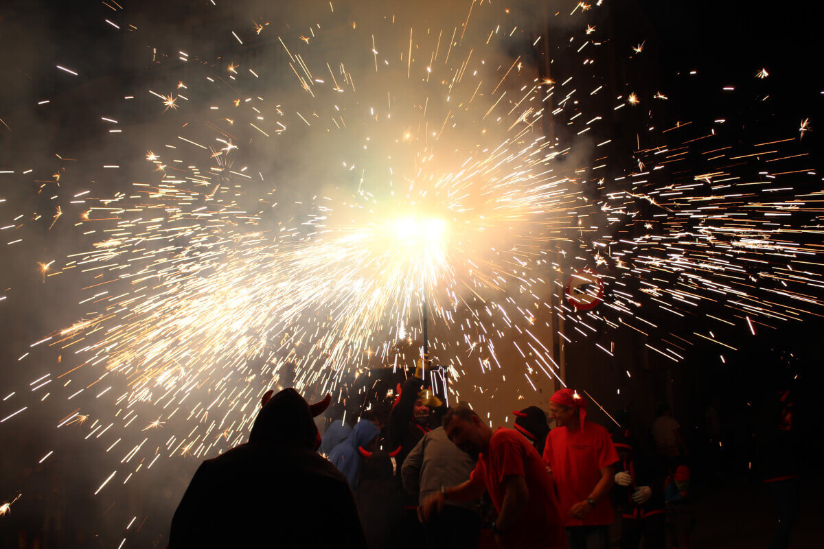 El Grup de Diables l'Espetec celebra la revetlla amb dos correfocs i l'espectacle a la plaça de l'Església