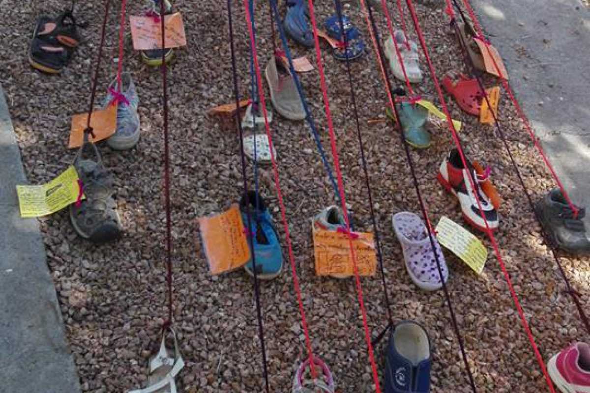 La mainada d'Agramunt crea una obra d'art a partir de les sabates