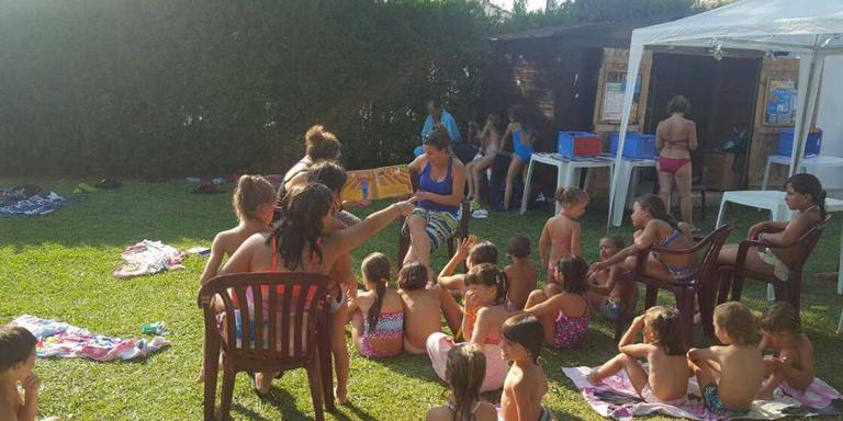 Taller sobre el conte 'Poli el granger' a la Bibliopiscina