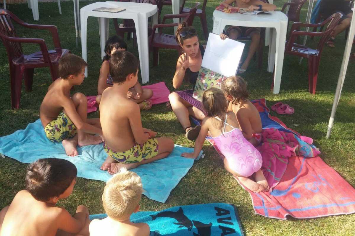 Taller sobre el conte 'Carnaval' a la Bibliopiscina