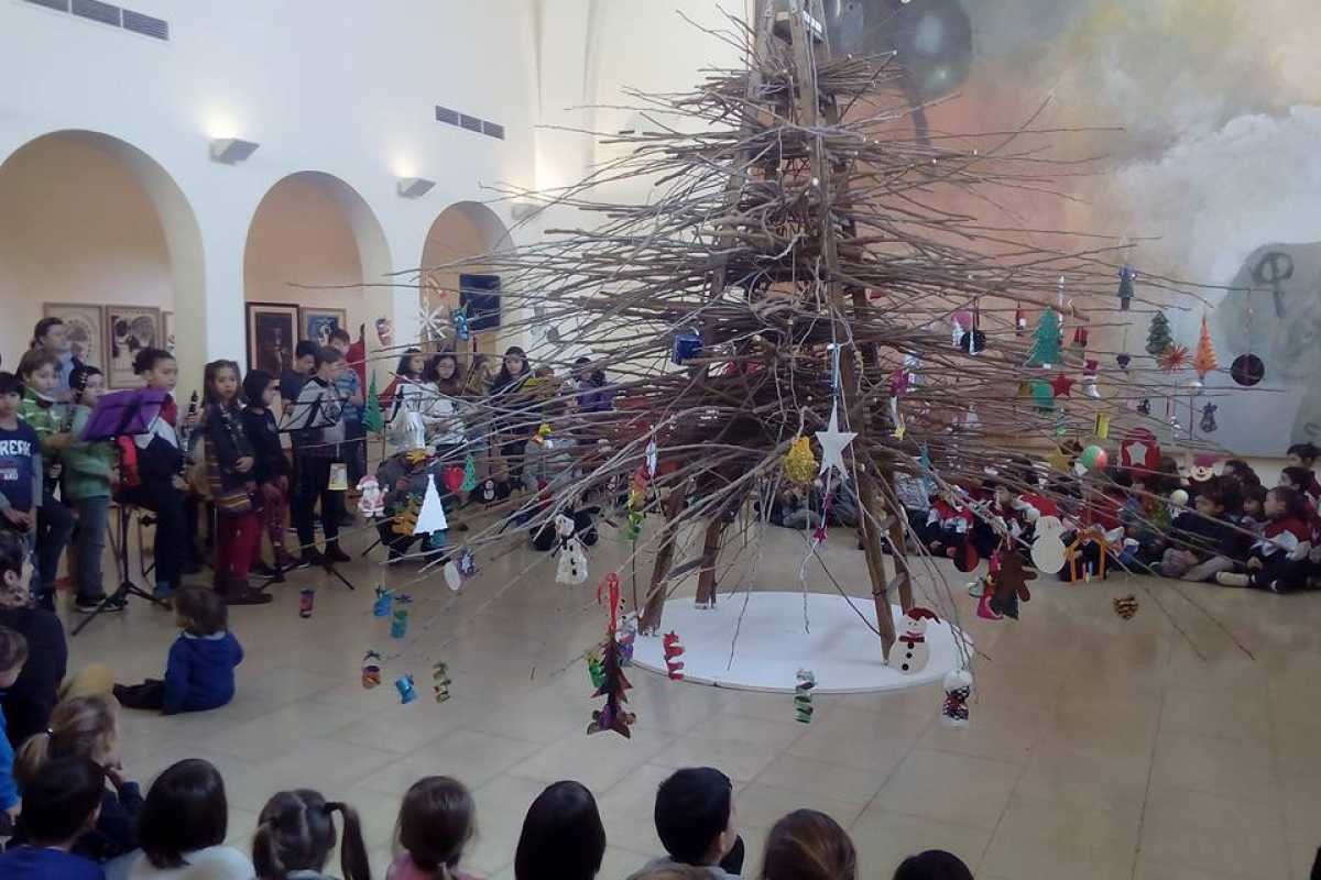 Uns 200 alumnes d'Agramunt i de la Ribera decoren l'arbre d'en Guino