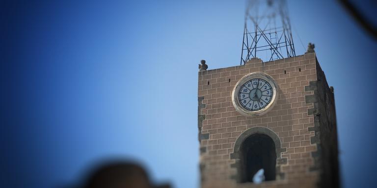 La parròquia d’Arenys de Munt ha canviat el mecanisme del rellotge del campanar que portava un temps sense funcionar