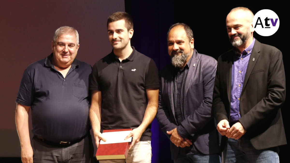 NOU REPORTATGE: El primer equip d’hoquei i el club de futbol, pels seus 100 anys, van protagointzar la Nit de l’Esport