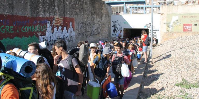 L'Acampada obre portes amb milers de joves vinguts d'arreu del país