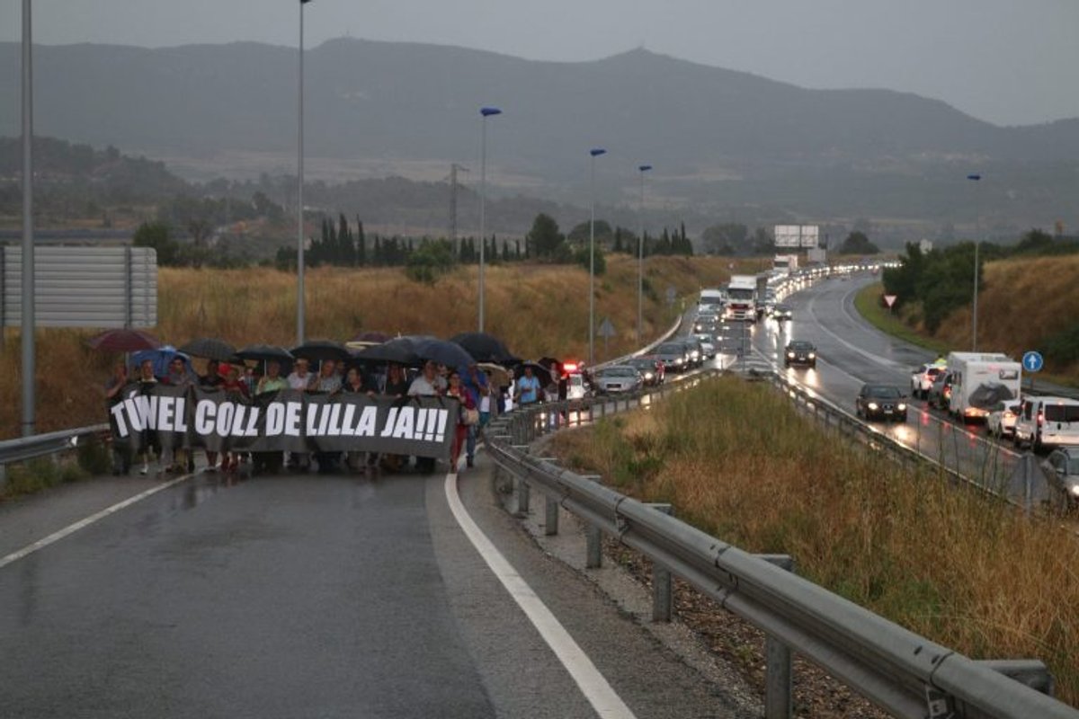 Tallen la N-240 a Montblanc per reclamar el túnel del Coll de Lilla