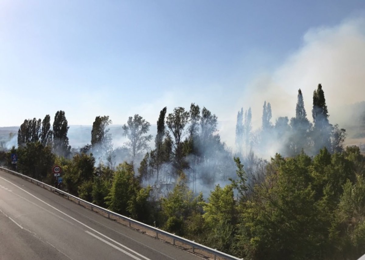 Nou incendi al lateral de l'AP-2 a l'altura de Prenafeta