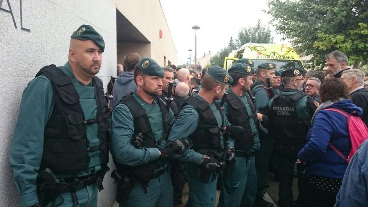 La Guàrdia Civil intenta retirar les urnes al col·legi electoral de Sarral