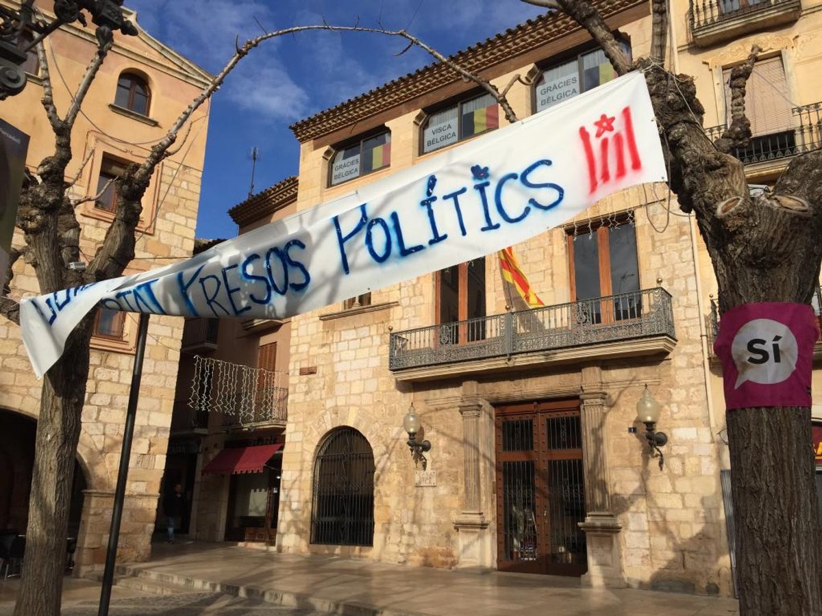 Montblanc retira del balcó de l'Ajuntament la pancarta que demana la llibertat dels presos polítics