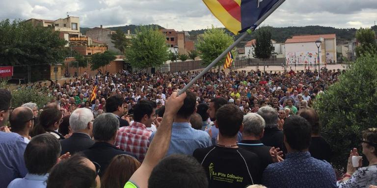 L’equip de govern i un centenar de militants socialistes signen la petició de l’alcalde de Jun