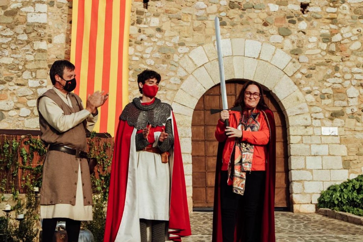 La Setmana Medieval tanca una edició especial entregant l'espasa d'honor al Consell de Col·legis d'Infermeres i Infermers de Catalunya