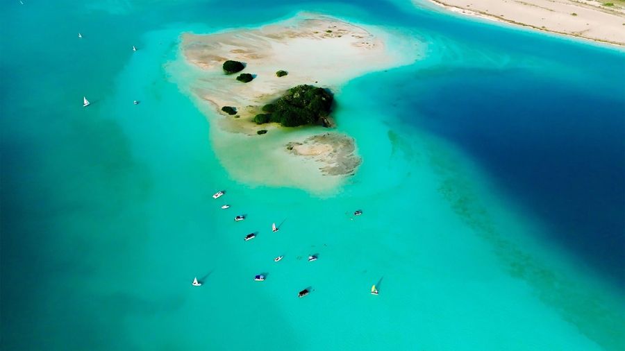 La Laguna de Bacalar, la «laguna de los siete colores», donde están las cabañas sobre el agua dulce.