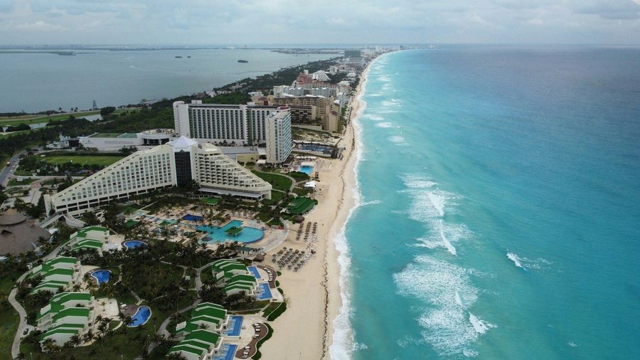 Resorts de la Zona Hotelera de Cancún, entre la laguna Nichupté y el Caribe.
