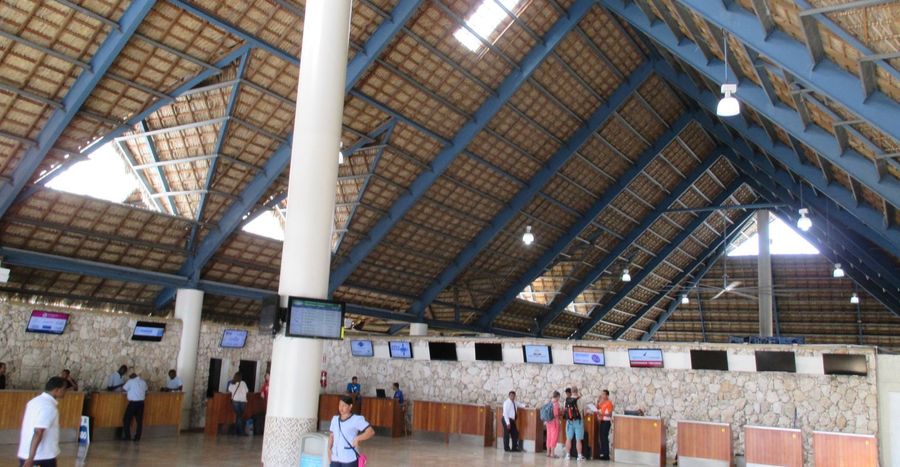La terminal del Aeropuerto Internacional de Punta Cana, con sus techos de palma. Desde aquí, Cap Cana está a 15–20 minutos y Uvero Alto a unos 45.