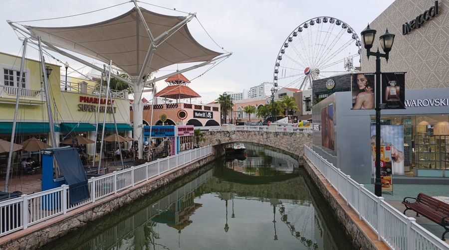 Plaza La Isla, en el km 12.5 de la Zona Hotelera, donde está el Acuario Interactivo de Cancún.